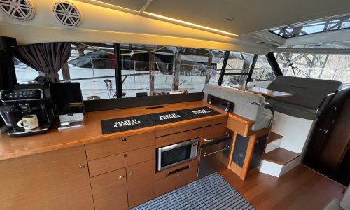 jeanneau-modern-yacht-charter