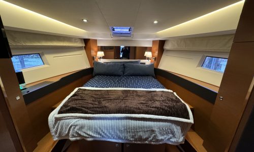 jeanneau-stateroom-yacht-charter